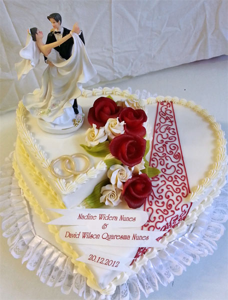 Hochzeitstorte mit grafischen Elementen und Figur