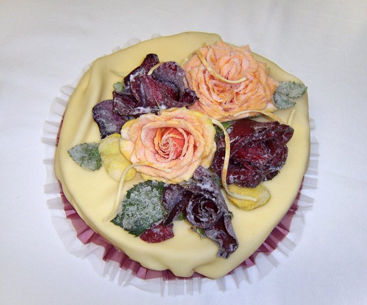Torte mit kandierten Rosen