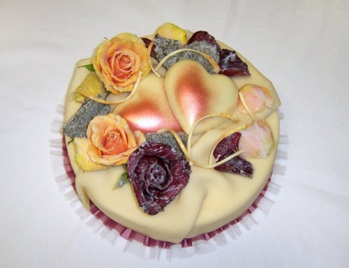 Torte mit kandierten Rosen + Schokoherz » Bäckerei &amp; Konditorei Krahl