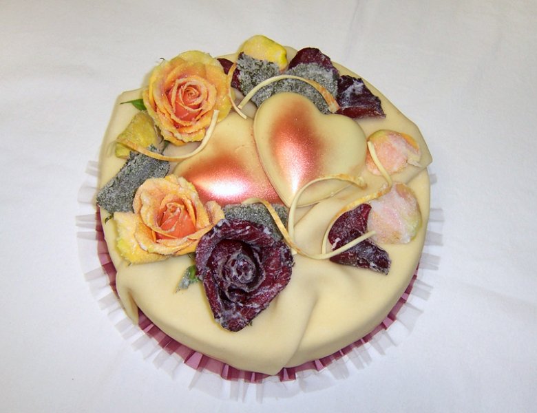 Torte mit kandierten Rosen