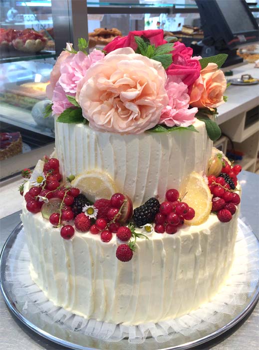 Torte mit echten Rosen, Minze, Salbei und Früchten