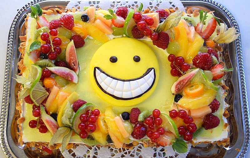 Früchtetorte mit Smiley - bunt und frisch