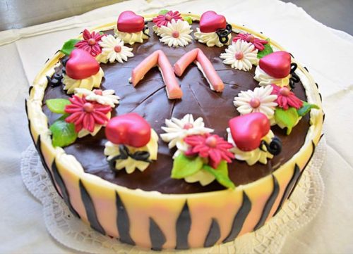 Geburtstagstorte mit Blumen und Herzen