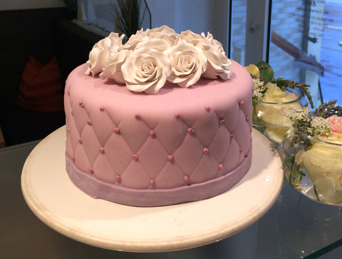 Geburtstagstorte rosé » Bäckerei & Konditorei Krahl