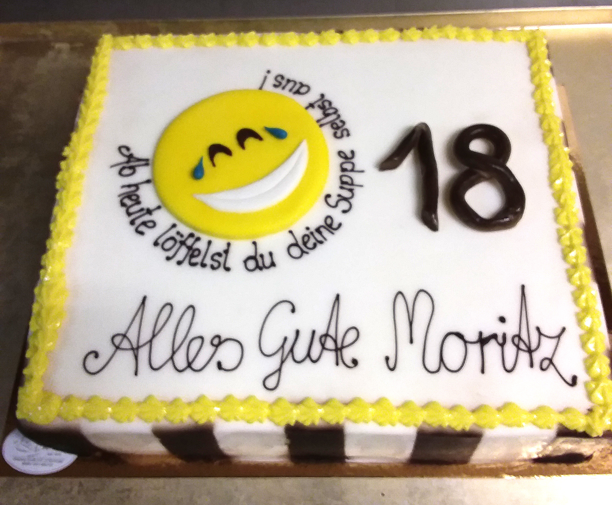 Witzige Geburtstagstorte mit Smiley zum 18. Geburtstag