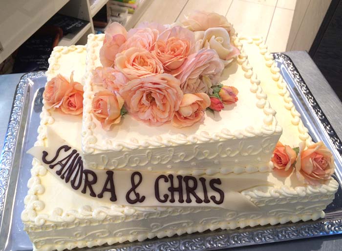 Hochzeitstorte mit echten Rosen