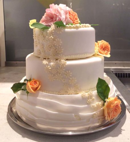 Hochzeitstorte mit echten Rosen