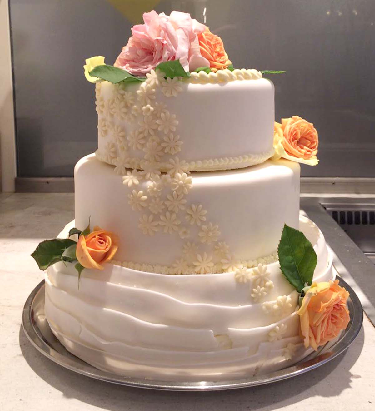 Hochzeitstorte mit echten Rosen