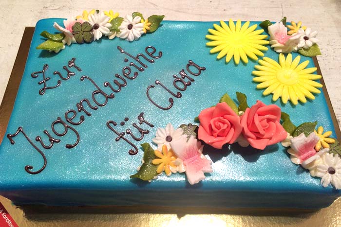 Jugendweihetorte in Blau mit Blumen