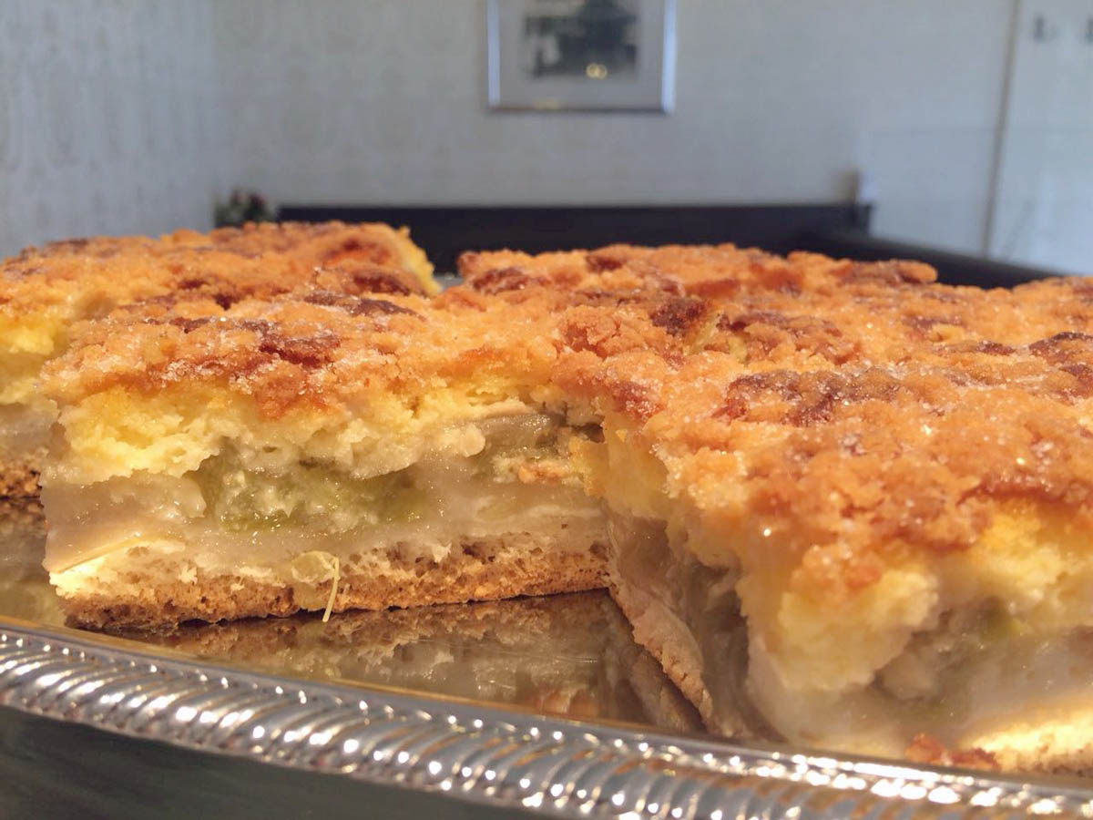 Frischer Rhabarberkuchen