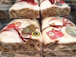 Dresdner Christstollen - dahinter Schokostollen